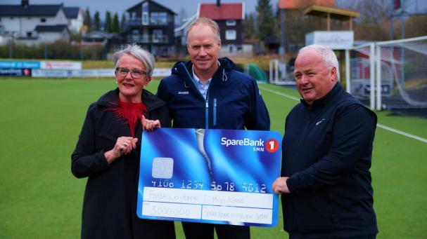 Sparebankstiftelsen SMN ga 3 mill. kroner til oppsamling av granulat på fotballbaner.