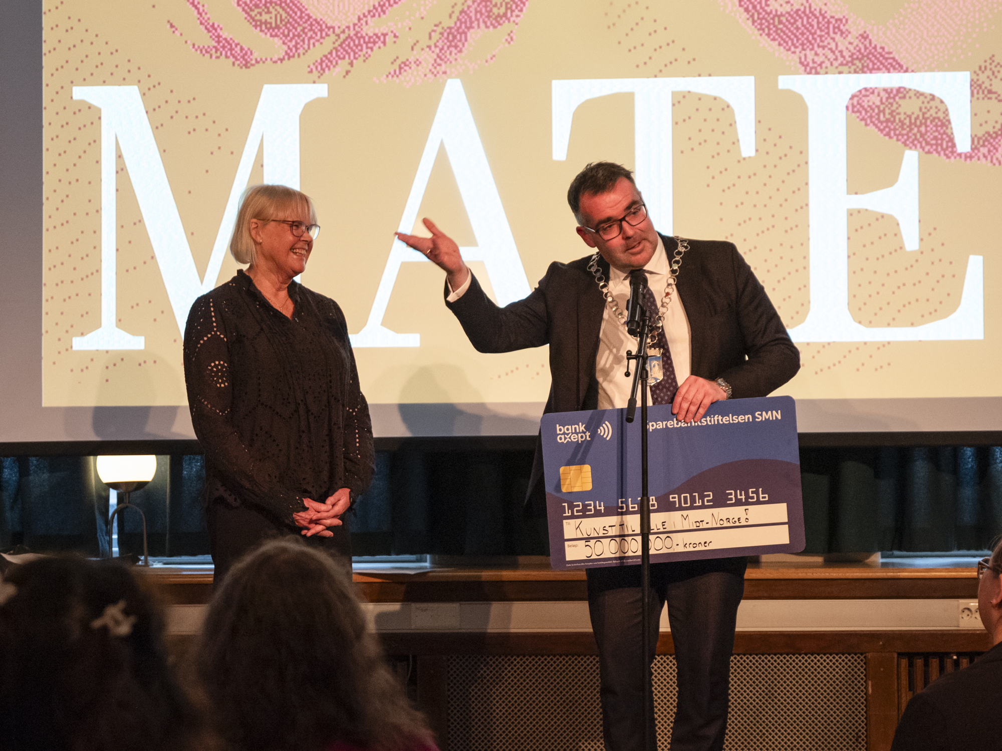 Ordfører i Trondheim Kent Ranum tok imot gaven på 50 mill. kroner til kunst i det offentlige rom på vegne av alle kommuner i Trøndelag og Møre og Romsdal.