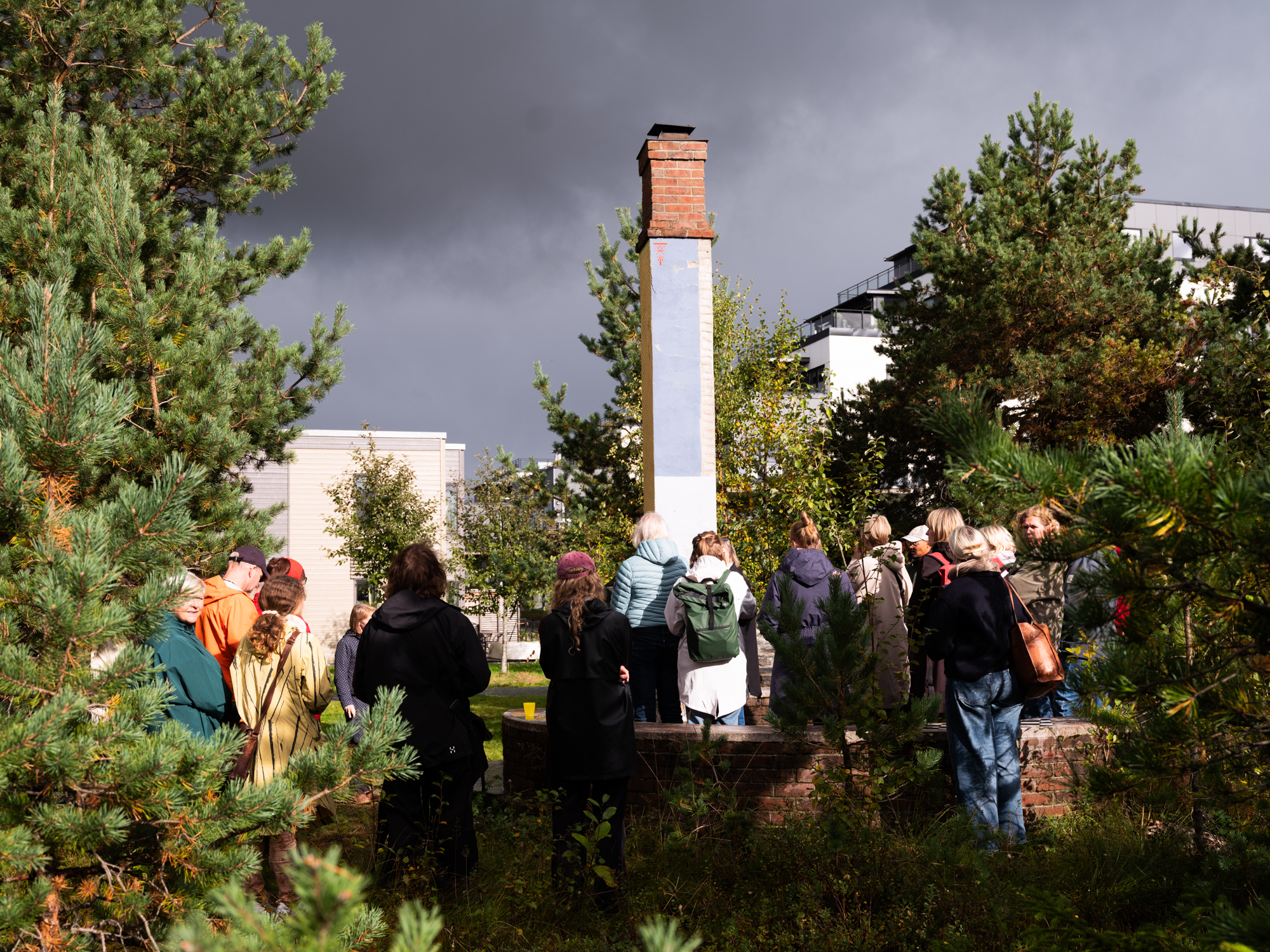 Vigdis Haugtrø står bak det relasjonelle kunstverket «Grønn sofa» (2016) i parkanlegget på Tiller Øst. Verket er en murt bakerovn i naturfarger, integrert i en sirkelrund benk under furutrærne, og fungerer som en åpen møteplass med vedbod og hoggestabbe der publikum kan bake og samles. «Grønn sofa» er en del av Trondheim kommunes kunstsamling, og var ett av verkene som ble besøkt da Sparebankstiftelsen SMN, Trøndelag senter for samtidskunst og Trondheim kommune inviterte kommunenes kulturkontakter til inspirasjonsdag om kunst i offentlige rom høsten 2025.